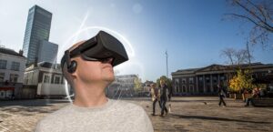Een man met virtual reality bril kijkt omhoog op een open plein